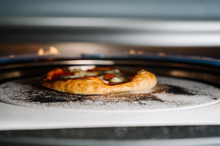 Everdure kiln r series 2 burner pizza oven with gas regulator   hose %28graphite%29 12
